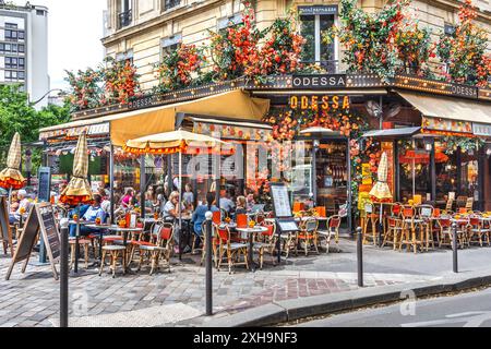 Überfüllte Außenterrasse des Cafe Odessa - Paris 75014, Frankreich. Stockfoto