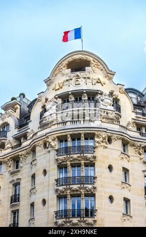 Ecke des 5-Sterne-Arty déco-Touristenhotels Lutetia an der Rue Raspail in Saint-Germain-des-Près, Paris 75006, Frankreich. Stockfoto