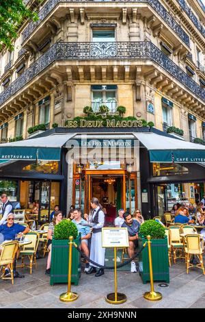 Mittags auf der Terrasse des berühmten Café-Restaurants „Les Deux Magots“ in Saint-Germain-des-Près, Paris 75006, Frankreich. Stockfoto