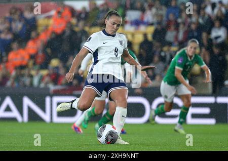 Die Engländerin Georgia Stanway erzielt das zweite Tor des Spiels aus einem Elfmeter beim Qualifikationsspiel der UEFA Women's Euro 2025 in der Gruppe A3 in Carrow Road, Norwich. Bilddatum: Freitag, 12. Juli 2024. Stockfoto