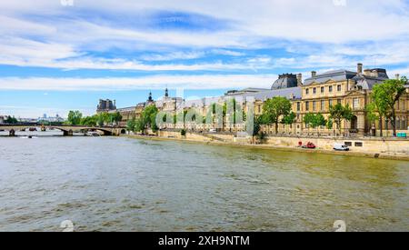 Blick auf die seine vom Pont des Arts in Richtung Musée du Louvre und Pont du Carrousel, Paris 75001, Frankreich. Stockfoto
