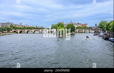 Blick auf die seine vom Pont des Arts in Richtung Pont Neuf und Ile de la Cite, Paris 75001, Frankreich. Stockfoto