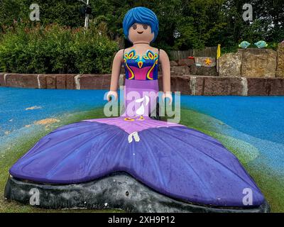 Playmobil FunPark, Zirndorf, Nürnberg, Bayern, Deutschland, Playmobil-Figuren, Meerjungfrau, lila Schwanzflosse, bunte Kleidung, blauer Hintergrund, Freizeitpark, Kinder, Outdoor-Aktivitäten, Familienausflug, Attraktionen, Spielplatz, Abenteuer, Spaß, Natur, Freizeit, Fotomotiv, Wasserwelt. *** Playmobil FunPark, Zirndorf, Nürnberg, Bayern, Deutschland, Playmobil Figuren, Meerjungfrau, lila Schwanzflosse, bunte Kleidung, blauer Hintergrund, Vergnügungspark, Kinder, Outdoor-Aktivitäten, Familienausflug, Attraktionen, Spielplatz, Abenteuer, Spaß, Natur, Freizeit, Fotomotiv, Water World Copyright: xJöranxStei Stockfoto