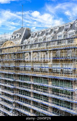 Großes Renovierungsprojekt der Fassade des Gebäudes, das mit einem Gerüst von Entrepose in der Rue de Rivoli, Paris 75001, Frankreich bedeckt ist. Stockfoto