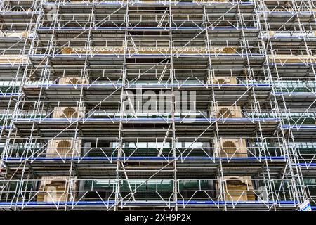 Großes Renovierungsprojekt der Fassade des Gebäudes, das mit einem Gerüst von Entrepose in der Rue de Rivoli, Paris 75001, Frankreich bedeckt ist. Stockfoto