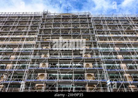 Großes Renovierungsprojekt der Fassade des Gebäudes, das mit einem Gerüst von Entrepose in der Rue de Rivoli, Paris 75001, Frankreich bedeckt ist. Stockfoto