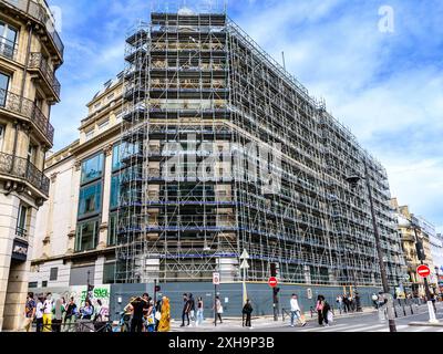 Großes Renovierungsprojekt der Fassade des Gebäudes, das mit einem Gerüst von Entrepose in der Rue de Rivoli, Paris 75001, Frankreich bedeckt ist. Stockfoto