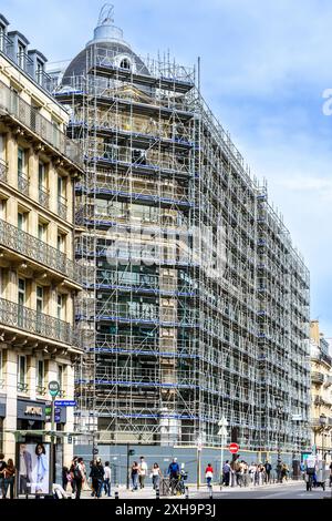 Großes Renovierungsprojekt der Fassade des Gebäudes, das mit einem Gerüst von Entrepose in der Rue de Rivoli, Paris 75001, Frankreich bedeckt ist. Stockfoto