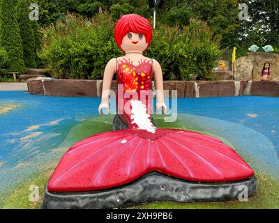 Playmobil FunPark, Zirndorf, Nürnberg, Bayern, Deutschland, Playmobil-Figuren, Meerjungfrau, rote Schwanzflosse, bunte Kleidung, blauer Hintergrund, Freizeitpark, Kinder, Outdoor-Aktivitäten, Familienausflug, Attraktionen, Spielplatz, Abenteuer, Spaß, Natur, Freizeit, Fotomotiv, Wasserwelt, Themenbereich, Märchenwelt. *** Playmobil FunPark, Zirndorf, Nürnberg, Bayern, Deutschland, Playmobil Figuren, Meerjungfrau, rote Schwanzflosse, bunte Kleidung, blauer Hintergrund, Vergnügungspark, Kinder, Outdoor-Aktivitäten, Familienausflug, Attraktionen, Spielplatz, Abenteuer, Spaß, Natur, Freizeit, Fotomotiv, Wasser wor Stockfoto