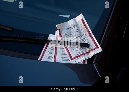 Windschutzscheibe mit drei Parkkarten in Edinbburgh, Schottland, Großbritannien. Stockfoto