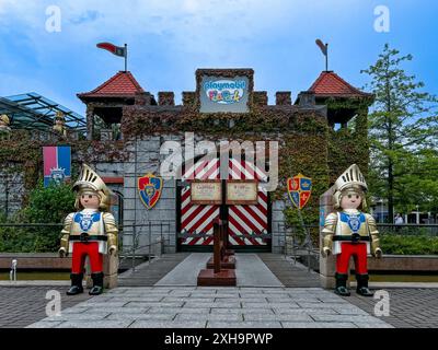 Playmobil FunPark, Zirndorf, Nürnberg, Bayern, Deutschland, Ritterburg, Playmobil-Figuren, Ritter, Burgmauern, Fahnen, Freizeitpark, Kinder, Outdoor-Aktivitäten, Familienausflug, Attraktionen, Spielplatz, Abenteuer, Spaß, Natur, Freizeit, Fotomotiv, Mittelalter, Themenbereich, Burg, Tor. *** Playmobil FunPark, Zirndorf, Nürnberg, Bayern, Deutschland, ritterburg, Playmobil Figuren, Ritter, Burgmauern, Fahnen, Vergnügungspark, Kinder, Outdoor-Aktivitäten, Familienausflug, Attraktionen, Spielplatz, Abenteuer, Spaß, Natur, Freizeit, Fotomotiv, Mittelalter, Themenbereich, Schloss, Tor Copyright: xJö Stockfoto