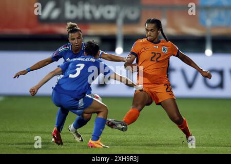 SITTARD - (l-r) Lucia Di Guglielmo von Italien, Esmee Brugts von Holland während des Qualifikationsspiels der Frauen für die Europameisterschaft zwischen den Niederlanden (W) und Italien (W) im Fortuna Sittard Stadium am 12. Juli 2024 in Sittard, Niederlande. ANP BART STOUTJESDIJK Credit: ANP/Alamy Live News Stockfoto