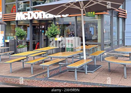 Dominanz des Unternehmens McDonalds die Außenbewirtung vor einer Filiale des Unternehmens McDonalds ist wegen einer wechselhaften und teils regnerischen Sommerzeit schlecht besucht. Essen Nordrhein-Westfalen Deutschland *** Dominanz des Unternehmens McDonalds das Outdoor-Catering vor einer McDonalds-Niederlassung ist aufgrund der wechselhaften und teilweise regnerischen Sommersaison Essen Nordrhein-Westfalen Deutschland schlecht besucht Stockfoto