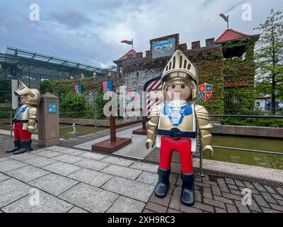 Playmobil FunPark, Zirndorf, Nürnberg, Bayern, Deutschland, Ritterburg, Playmobil-Figuren, Ritter, Burgmauern, Fahnen, Freizeitpark, Kinder, Outdoor-Aktivitäten, Familienausflug, Attraktionen, Spielplatz, Abenteuer, Spaß, Natur, Freizeit, Fotomotiv, Mittelalter, Themenbereich, Burg, Tor, Eingang *** Playmobil FunPark, Zirndorf, Nürnberg, Bayern, Deutschland, ritterburg, Playmobil Figuren, Ritter, Burgmauern, Fahnen, Vergnügungspark, Kinder, Outdoor-Aktivitäten, Familienausflug, Attraktionen, Spielplatz, Abenteuer, Spaß, Natur, Freizeit, Fotomotiv, Mittelalter, Themenbereich, Schloss, Tor, entra Stockfoto