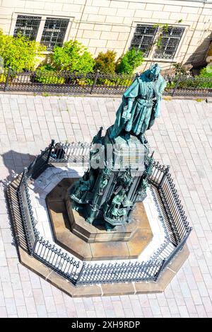 Eine Luftaufnahme der Statue Karls IV. Auf dem Krizovnicke-Platz in Prag, Tschechien. Die Statue ist von einem schwarzen Metallzaun umgeben. Die Statue ist eine Bronze-Darstellung des Königs von Böhmen und des Heiligen Römischen Kaisers. Stockfoto