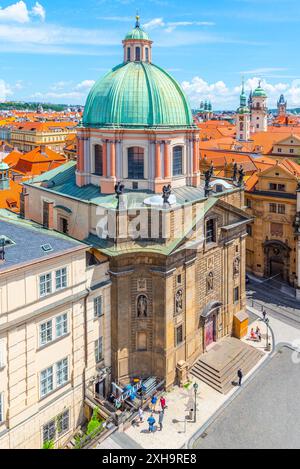 Kirche des Heiligen Franziskus von Assisi in Prag, Tschechien. Die Kirche ist ein wunderschönes Beispiel barocker Architektur mit einer grünen Kuppel, die mit komplizierten Details verziert ist. Die Kirche steht hoch in der Altstadt. Stockfoto