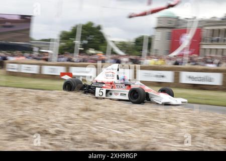 Goodwood House, West Sussex, Großbritannien. , . Das jährliche Goodwood Festival of Speed, das im elften Stammhaus des Duke of RichmondÕs, Goodwood House, stattfindet. Hier : Emerson Fittipaldi schreit am Haupthaus vorbei in seinem McLaren M23 Credit: Motofoto/Alamy Live News Stockfoto