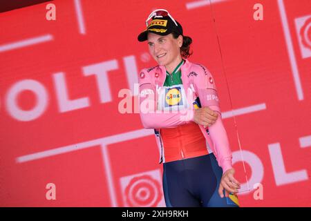 Chieti, Italien. Juli 2024. ELISA Longo Borghini (ITA) von Lidl Trek gewinnt das Pink Jersey der 6. Etappe von San Benedetto del Tronto. (Foto: Davide Di Lalla/SOPA Images/SIPA USA) Credit: SIPA USA/Alamy Live News Stockfoto