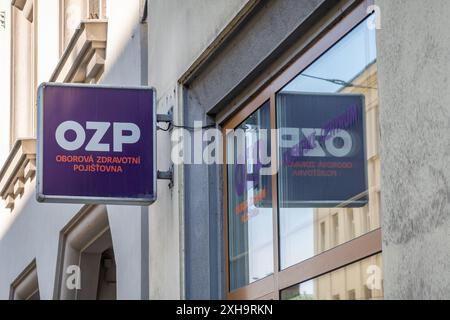 OSTRAVA, TSCHECHISCHE REPUBLIK - 13. SEPTEMBER 2013: Banner der tschechischen OZP-Versicherung in der Ladenfront Stockfoto