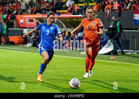 Sittard, Niederlande. Juli 2024. SITTARD, NIEDERLANDE - 12. JULI: Lucia Di Guglielmo aus Italien, Romee Leuchter aus den Niederlanden kämpfte am 12. Juli 2024 im Fortuna Sittard Stadion in Sittard, Niederlande, um den Ball während des Qualifikationsspiels der UEFA Women's EURO 2025. (Foto von Joris Verwijst/Orange Pictures) Credit: Orange Pics BV/Alamy Live News Stockfoto