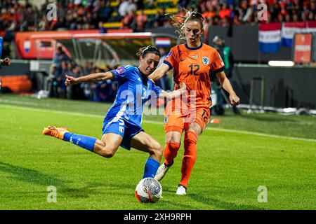 Sittard, Niederlande. Juli 2024. SITTARD, NIEDERLANDE - 12. JULI: Lucia Di Guglielmo aus Italien, Romee Leuchter aus den Niederlanden kämpfte am 12. Juli 2024 im Fortuna Sittard Stadion in Sittard, Niederlande, um den Ball während des Qualifikationsspiels der UEFA Women's EURO 2025. (Foto von Joris Verwijst/Orange Pictures) Credit: Orange Pics BV/Alamy Live News Stockfoto