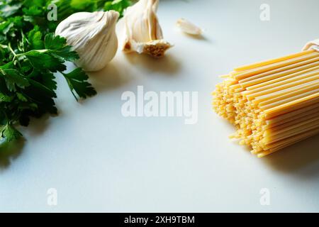 Italienische Petersilie und Spaghetti auf weißem Hintergrund Stockfoto