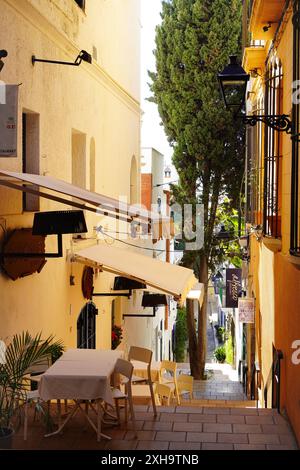 Sitges, Spanien - 1. Februar 2024; malerische mediterrane schmale Hänge in der Altstadt von Sitges in Spanien Stockfoto