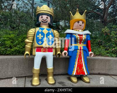 Playmobil FunPark, Zirndorf, Nürnberg, Bayern, Deutschland, Playmobil-Figuren, König, Königin, Kronen, mittelalterliche Kleidung, Freizeitpark, Kinder, Outdoor-Aktivitäten, Familienausflug, Attraktionen, Spielplatz, Abenteuer, Spaß, Natur, Freizeit, Fotomotiv, Mittelalter, Themenbereich, Royale Figuren. *** Playmobil FunPark, Zirndorf, Nürnberg, Bayern, Deutschland, Playmobil Figuren, König, Königin, Kronen, mittelalterliche Kleidung, Vergnügungspark, Kinder, Outdoor-Aktivitäten, Familienausflug, Attraktionen, Spielplatz, Abenteuer, Spaß, Natur, Freizeit, Fotomotiv, Mittelalter, Themenbereich, Royal Figures Co Stockfoto