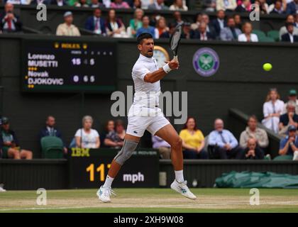 London, Großbritannien. Juli 2024. Juli 2024; All England Lawn Tennis and Croquet Club, London, England; Wimbledon Tennis Tournament, Tag 12; Novak Djokovic (SRB) aus der Baseline gegen Lorenzo Musetti (ITA), Gentlemens Singles Semi Finals Credit: Action Plus Sports Images/Alamy Live News Stockfoto