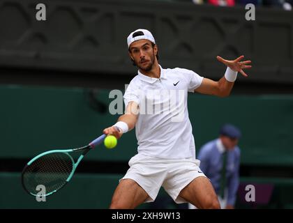 London, Großbritannien. Juli 2024. Juli 2024; All England Lawn Tennis and Croquet Club, London, England; Wimbledon Tennis Tournament, Tag 12; Lorenzo Musetti (ITA) kehrt gegen Novak Djokovic (SRB), Gentlemens Singles Semi Finals Credit: Action Plus Sports Images/Alamy Live News zurück Stockfoto