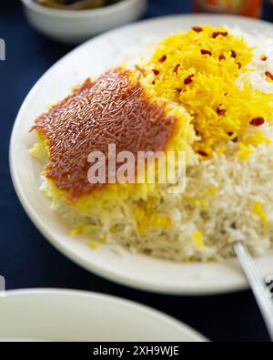 Authentisches persisches Tahdig mit knuspriger goldener Kruste und mit Safran angereichertem Reis, eine traditionelle iranische Delikatesse. Stockfoto