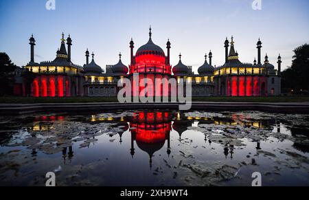 Brighton UK 12 Juli 2024 - der Royal Pavilion in Brighton wird heute Abend in Rot und weiß beleuchtet und ist bereit für das Finale der Euro 2024 am Sonntag , wenn England gegen Spanien in Deutschland antritt . : Credit Simon Dack / Alamy Live News Stockfoto