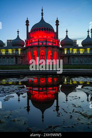 Brighton UK 12 Juli 2024 - der Royal Pavilion in Brighton wird heute Abend in Rot und weiß beleuchtet und ist bereit für das Finale der Euro 2024 am Sonntag , wenn England gegen Spanien in Deutschland antritt . : Credit Simon Dack / Alamy Live News Stockfoto