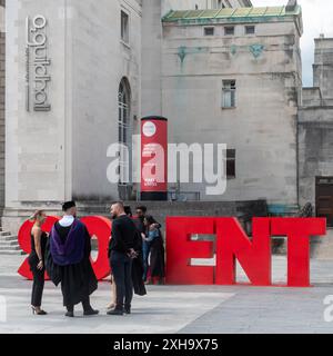 Abschluss der Solent University in Guildhall in Southampton am 11. Juli 2024 in Hampshire, England, Großbritannien Stockfoto