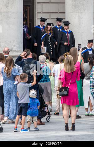 Abschluss der Solent University in Guildhall in Southampton am 11. Juli 2024 in Hampshire, England, Großbritannien Stockfoto