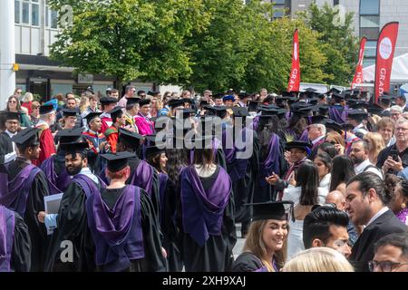 Abschluss der Solent University in Guildhall in Southampton am 11. Juli 2024 in Hampshire, England, Großbritannien. Absolventen applaudierten von akademischen Mitarbeitern Stockfoto