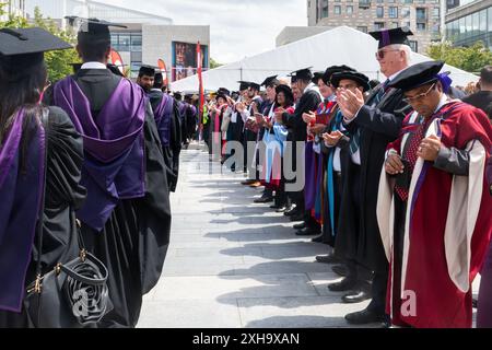 Abschluss der Solent University in Guildhall in Southampton am 11. Juli 2024 in Hampshire, England, Großbritannien. Absolventen applaudierten von akademischen Mitarbeitern Stockfoto