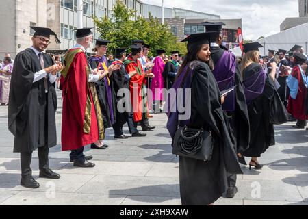 Abschluss der Solent University in Guildhall in Southampton am 11. Juli 2024 in Hampshire, England, Großbritannien. Absolventen applaudierten von akademischen Mitarbeitern Stockfoto