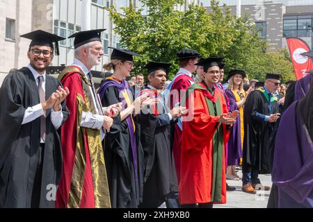 Abschluss der Solent University in Guildhall in Southampton am 11. Juli 2024 in Hampshire, England, Großbritannien. Absolventen applaudierten von akademischen Mitarbeitern Stockfoto