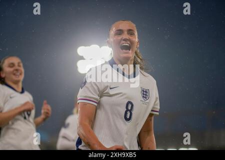 Die Engländerin Georgia Stanway feiert ihr zweites Tor während des Gruppenspiels der UEFA-Frauen-Europameisterschaft der Gruppe 3 zwischen England Frauen und der Republik Irland am Freitag, den 12. Juli 2024, in der Carrow Road, Norwich. (Foto: David Watts | MI News) Credit: MI News & Sport /Alamy Live News Stockfoto