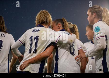 Die Engländerin Georgia Stanway feiert mit Teamkollegen, die ihr zweites Tor beim Spiel der Gruppe 3 der UEFA-Frauen-Europameisterschaft in der Gruppe 3 zwischen England Frauen und der Republik Irland am Freitag, den 12. Juli 2024, in der Carrow Road, Norwich, erzielen. (Foto: David Watts | MI News) Credit: MI News & Sport /Alamy Live News Stockfoto