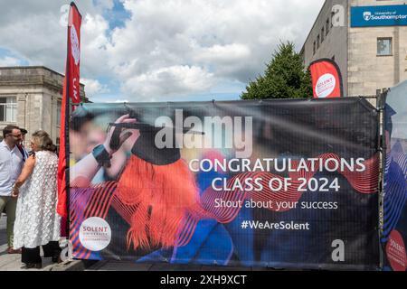 Abschluss der Solent University in Guildhall in Southampton am 11. Juli 2024 in Hampshire, England, Großbritannien Stockfoto