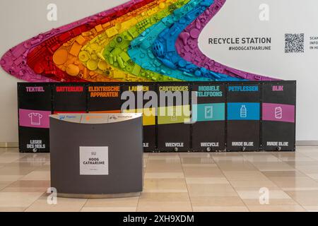 Recycling Station im Einkaufszentrum Hoog Catharine, in Utrecht, Abgabe von verschiedenen Dingen, Bekleidung, Batterien, elektrische Geräte, Lampen, Leuchten, Leuchtmittel, Druckerpatronen, Handys, Mobiltelefone, PET Flaschen, Getränkedosen, Aludosen, zum Recycling, *** Recyclingstation im Hoog Catharine Einkaufszentrum in Utrecht, wo verschiedene Artikel, Kleidung, Batterien, Elektrogeräte, Lampen, Lampen, Glühlampen, Druckerpatronen, Mobiltelefone, Handys, PET-Flaschen, Getränkedosen, Aluminiumdosen werden zum Recycling abgegeben. Stockfoto