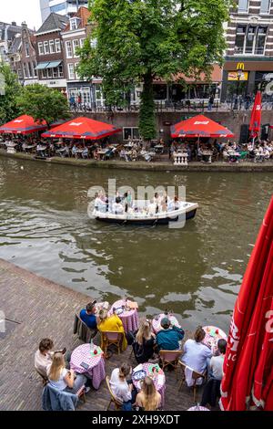 Restaurants, Kneipen an der Oudegracht, Kanal, Gracht in der Altstadt von Utrecht, Niederlande Grachten Utrecht *** Restaurants, Pubs am Oudegracht, Kanal, Kanal in der Altstadt von Utrecht, Niederlande Utrecht Kanäle Stockfoto