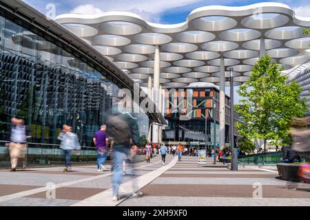 Bahnhofsvorplatz vom Hauptbahnhof Utrecht Centraal, Menschen auf dem Weg vom, aus dem Bahnhof , Niederlande Bahnhofsplatz Menschen *** Bahnhofsvorplatz des Bahnhofs Utrecht Centraal, Menschen auf dem Weg vom, aus dem Bahnhof, Niederlande Bahnhofsplatz Menschen Stockfoto