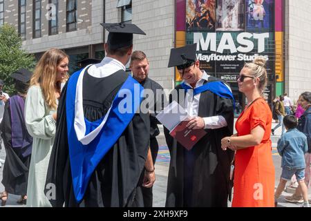 Abschluss der Solent University in Guildhall in Southampton am 11. Juli 2024 in Hampshire, England, Großbritannien Stockfoto