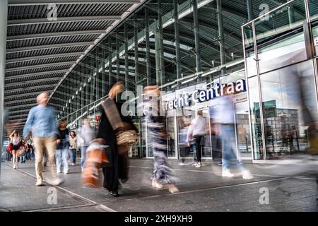 Bahnhofsvorplatz vom Hauptbahnhof Utrecht Centraal, Menschen auf dem Weg vom, aus dem Bahnhof , Niederlande Bahnhofsplatz Menschen *** Bahnhofsvorplatz des Bahnhofs Utrecht Centraal, Menschen auf dem Weg vom, aus dem Bahnhof, Niederlande Bahnhofsplatz Menschen Stockfoto