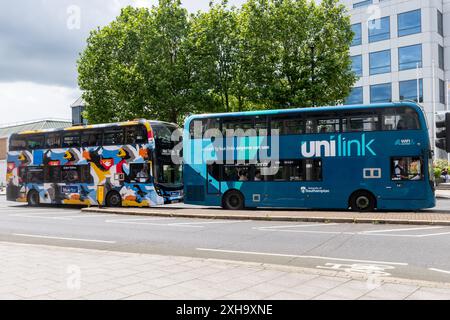 Zwei Busse im Stadtzentrum von Southampton, ein UniLink Universitätsbus und ein Blue Star Bus, öffentliche Verkehrsmittel in der Stadt, Hampshire, England, Großbritannien Stockfoto