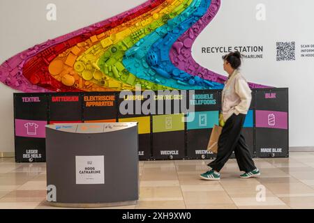 Recycling Station im Einkaufszentrum Hoog Catharine, in Utrecht, Abgabe von verschiedenen Dingen, Bekleidung, Batterien, elektrische Geräte, Lampen, Leuchten, Leuchtmittel, Druckerpatronen, Handys, Mobiltelefone, PET Flaschen, Getränkedosen, Aludosen, zum Recycling, *** Recyclingstation im Hoog Catharine Einkaufszentrum in Utrecht, wo verschiedene Artikel, Kleidung, Batterien, Elektrogeräte, Lampen, Lampen, Glühlampen, Druckerpatronen, Mobiltelefone, Handys, PET-Flaschen, Getränkedosen, Aluminiumdosen werden zum Recycling abgegeben. Stockfoto