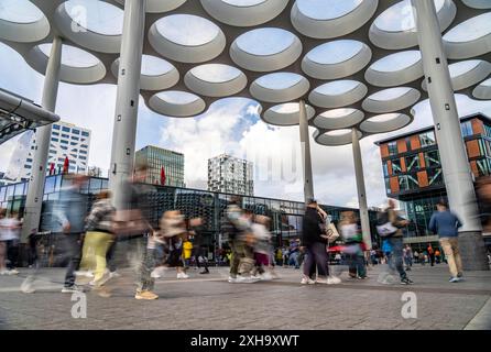 Bahnhofsvorplatz vom Hauptbahnhof Utrecht Centraal, Menschen auf dem Weg vom, aus dem Bahnhof , Niederlande Bahnhofsplatz Menschen *** Bahnhofsvorplatz des Bahnhofs Utrecht Centraal, Menschen auf dem Weg vom, aus dem Bahnhof, Niederlande Bahnhofsplatz Menschen Stockfoto